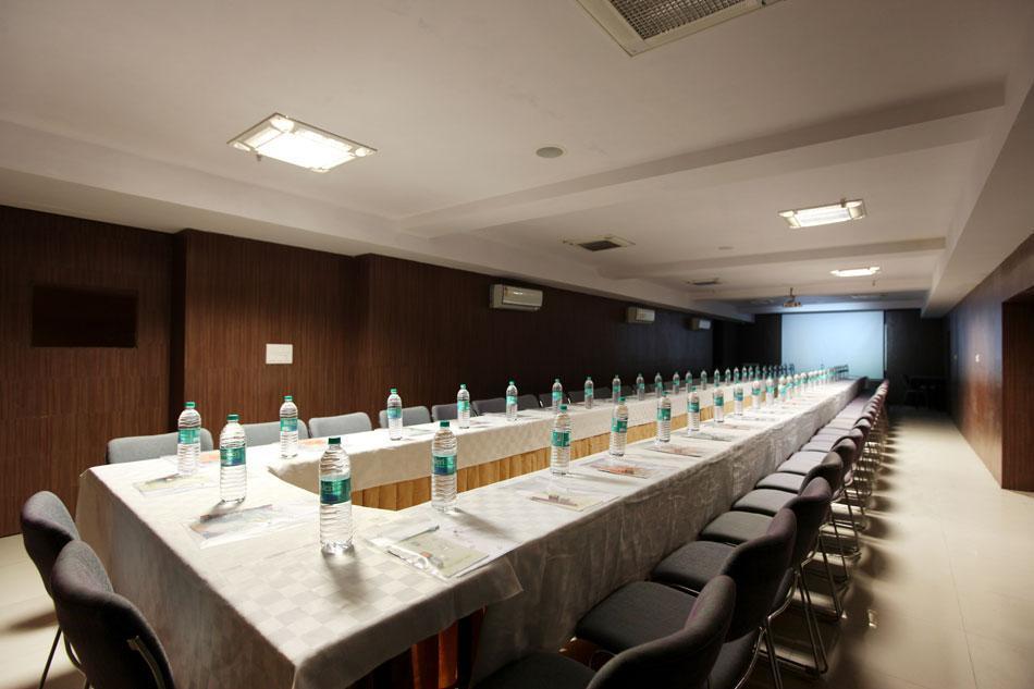 פורוליה Hotel Akash Sarovar מראה חיצוני תמונה